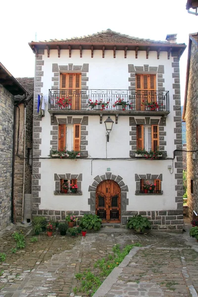 Pyreneeën stenen huizen in anso vallei huesca — Stockfoto