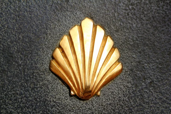 St James way shell golden metal on streets — стоковое фото