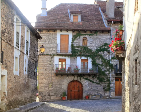 Hecho dalen byn Pyrenéerna hus — Stockfoto