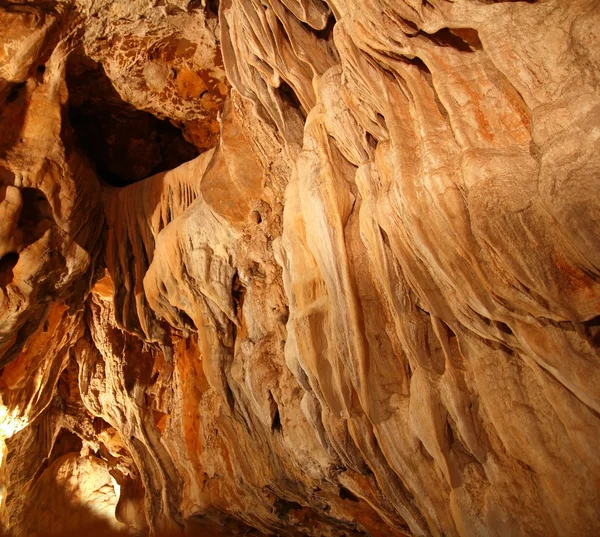 Cueva estalactitas caverna subterránea luz mágica —  Fotos de Stock