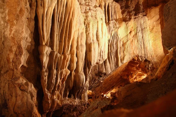 Caverna estalactites caverna subterrânea luz mágica — Fotografia de Stock