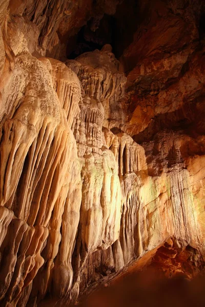 Cueva estalactitas caverna subterránea luz mágica — Foto de Stock