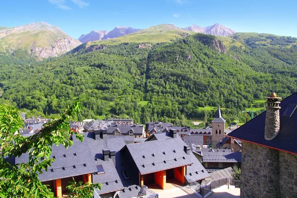 Panticosa dorp hoge achting leisteen daken Pyreneeën — Stockfoto