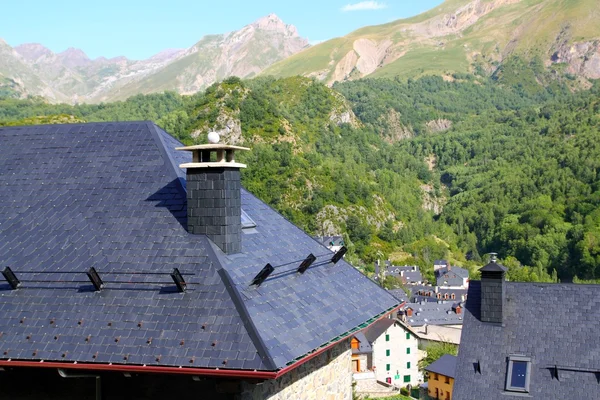 Panticosa köy yüksek görünüm kayrak pyrenees çatılar