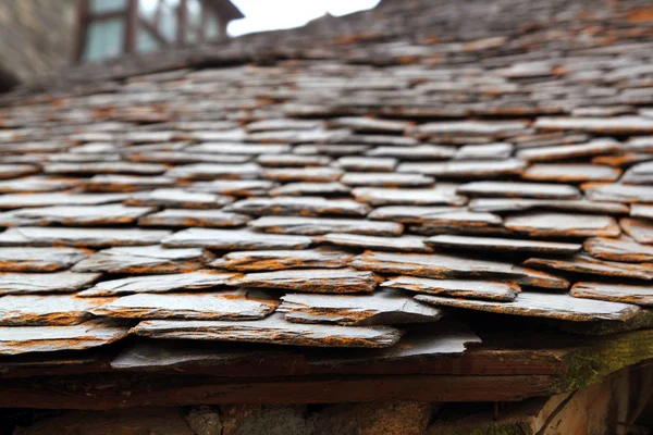 Ardoise tuiles de toit en pierre perspective foyer sélectif — Photo