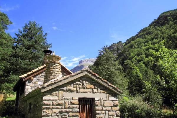 Casa de montanha de pedra nas montanhas dos Pirenéus — Fotografia de Stock