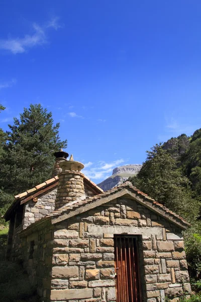 Stone mountain huis in Pyreneeën — Stockfoto