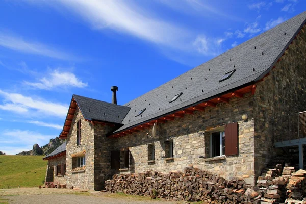 Mountain stone house skiffertak i Pyrenéerna — Stockfoto