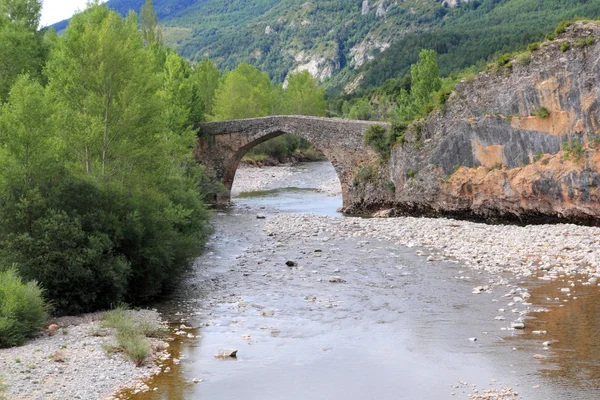 Arco ponte di pietra in romanico villaggio di Hecho — Foto Stock