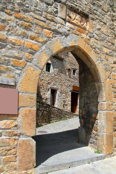 Ainsa medievale romanico villaggio arco porta forte — Foto Stock
