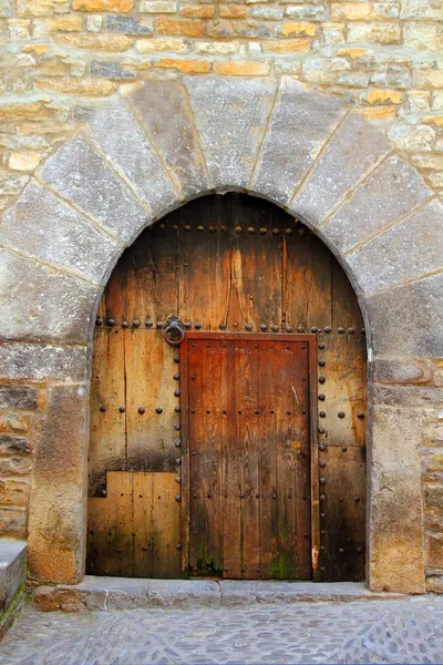 Romanesque arch door wooden medieval Ainsa — Stock Photo, Image