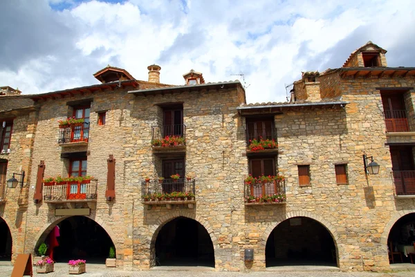 Ainsa Ortaçağ Romanesk köy sokak İspanya — Stok fotoğraf