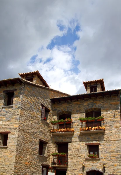 Aínsa medeltida romansk by gatan Spanien — Stockfoto