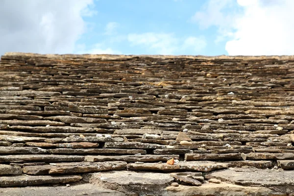 石のスレート屋根タイルの外の景色の視点 — ストック写真