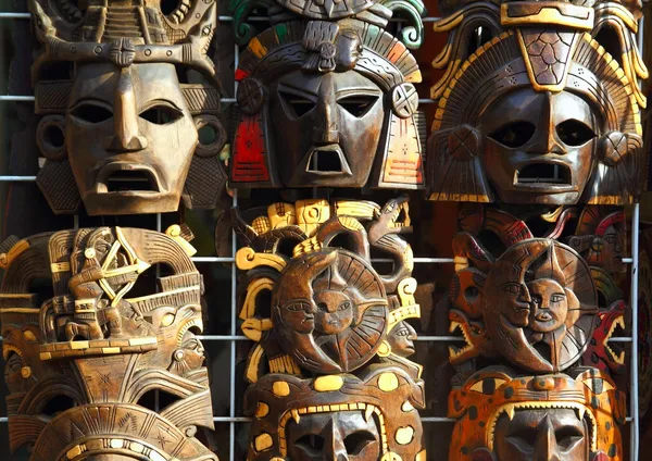 Máscara de madera mexicana caras de madera hechas a mano —  Fotos de Stock
