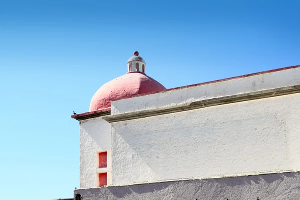 Casa branca mexicana com cúpula vermelha — Fotografia de Stock