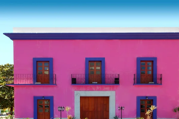 Mexican pink house facade wooden doors — Stock Photo, Image