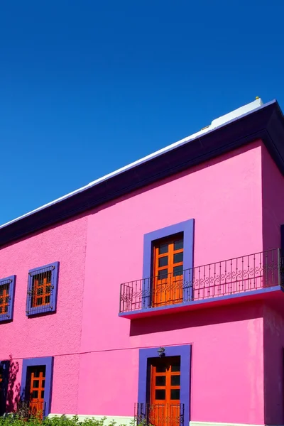 멕시코 핑크 하우스 외관 나무로 되는 문 — 스톡 사진