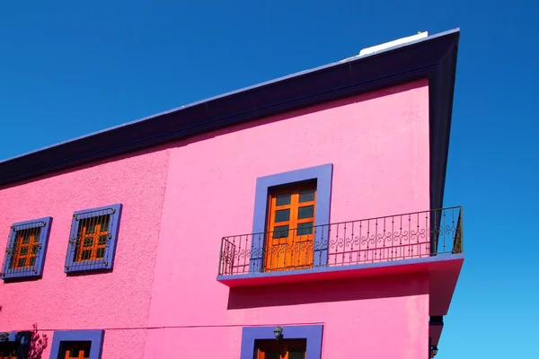 Mexikói rózsaszín ház homlokzat Faragott faajtók — Stock Fotó