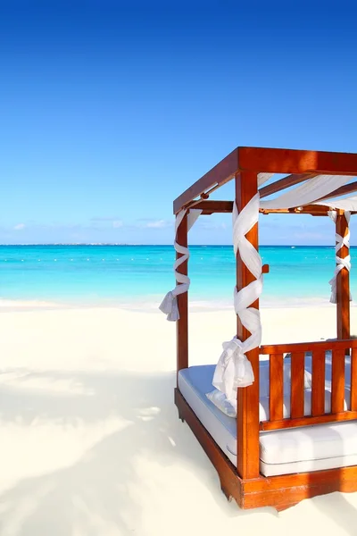 Letto di legno in spiaggia sabbia di mare caraibica — Foto Stock
