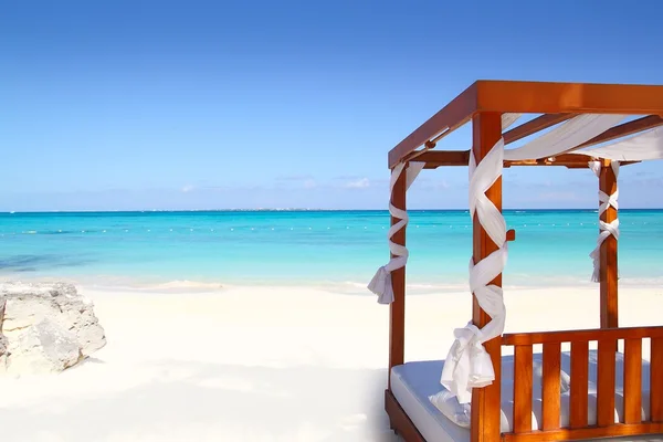 Letto di legno in spiaggia sabbia di mare caraibica — Foto Stock