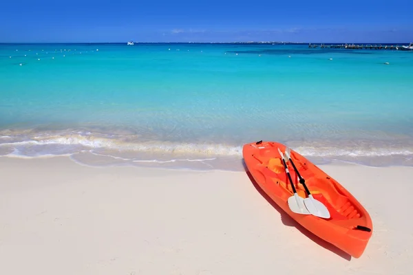 Kajak in strand zand Caribische zee turkoois — Stockfoto