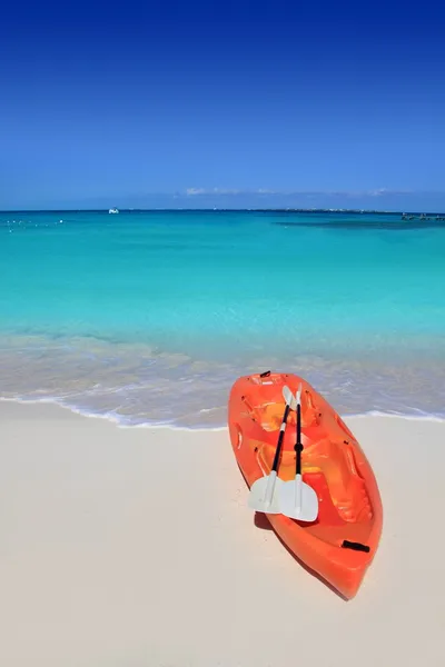 Kajak i beach sand Karibiska havet turkos — Stockfoto