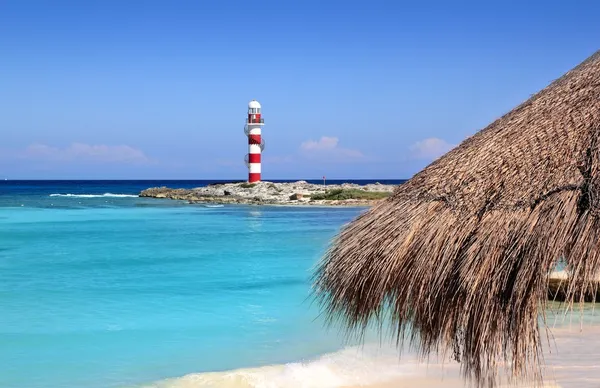 Cancun vuurtoren turquoise Caribisch strand — Stockfoto