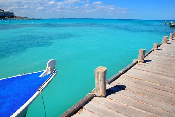 Човен деревини пристані тропічних Канкун Карибського моря — стокове фото