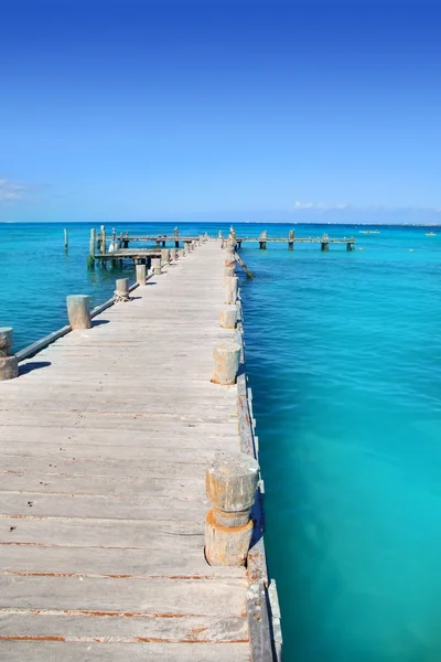 Muelle de madera de Cancún en el mar tropical del Caribe — Foto de Stock
