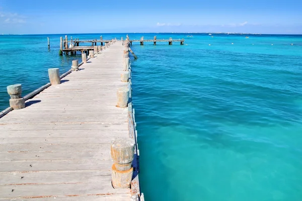 Muelle de madera de Cancún en el mar tropical del Caribe — Foto de Stock