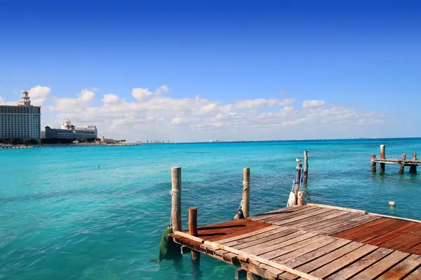 Madera de Cancún muelle tropical mar Caribe — Foto de Stock