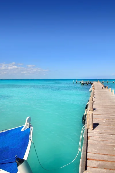 Barco no cais de madeira Cancun tropical Mar do Caribe — Fotografia de Stock