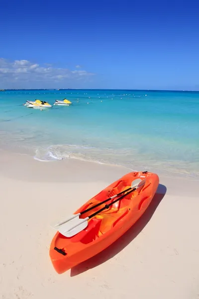 浜の砂の中にはカリブ海ターコイズでカヤックします。 — ストック写真