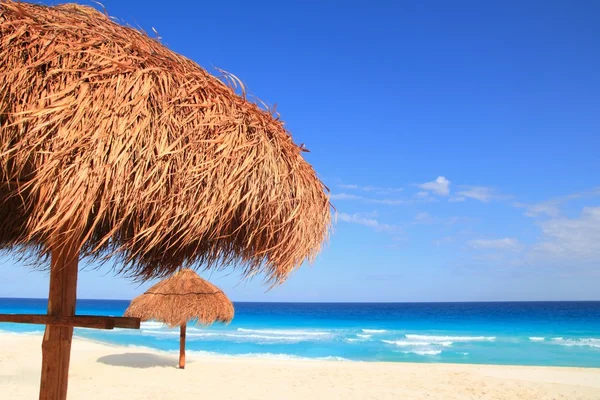 Palapa hut beach sun roof turquoise Caribbean — Stock Photo, Image