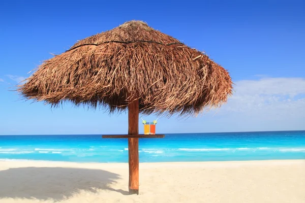 Palapa chýše beach sluneční střecha tyrkysové Karibiku — Stock fotografie