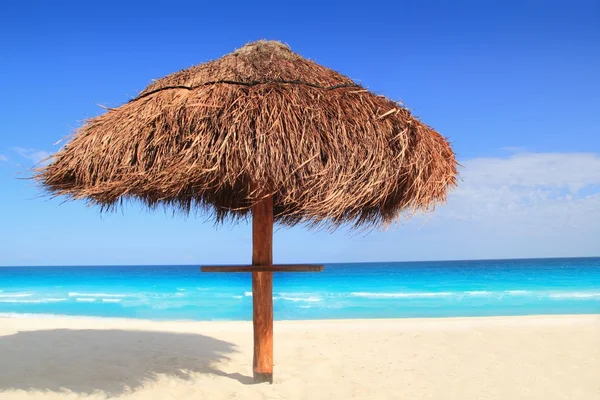 Palapa cabana praia sol telhado turquesa Caribe — Fotografia de Stock