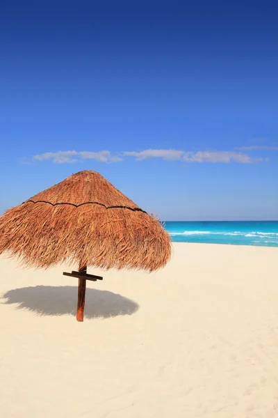 Palapa cabana praia sol telhado turquesa Caribe — Fotografia de Stock