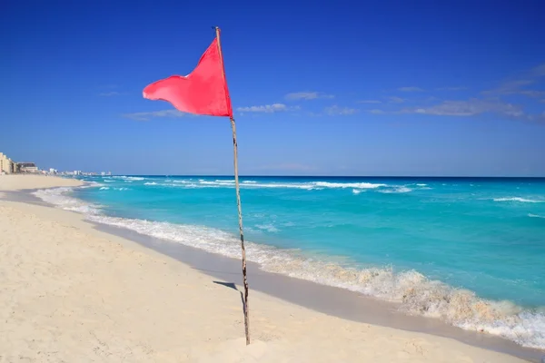 ビーチ荒れた海信号に危険な赤色のフラグ — Stock fotografie