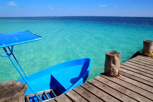 Barco azul en muelle de madera tropical en el Caribe — Stok fotoğraf