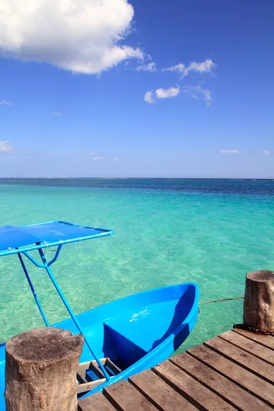 카리브 해에서 나무 열 대 부두에 파란 배 — 스톡 사진