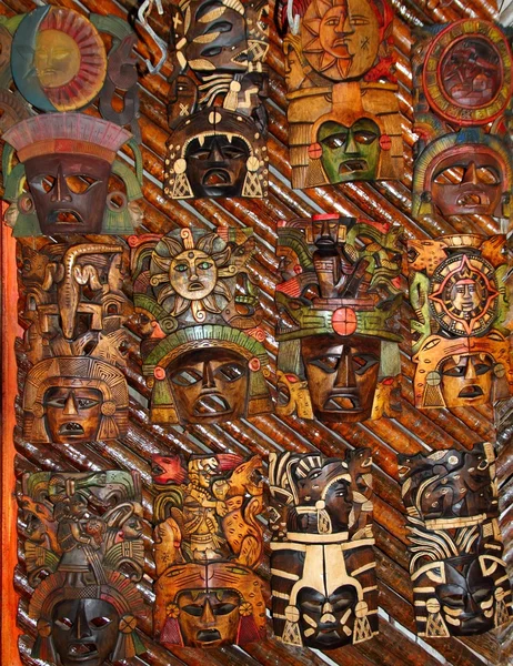 Meksikalı tahta maske el yapımı ahşap yüzler — Stok fotoğraf