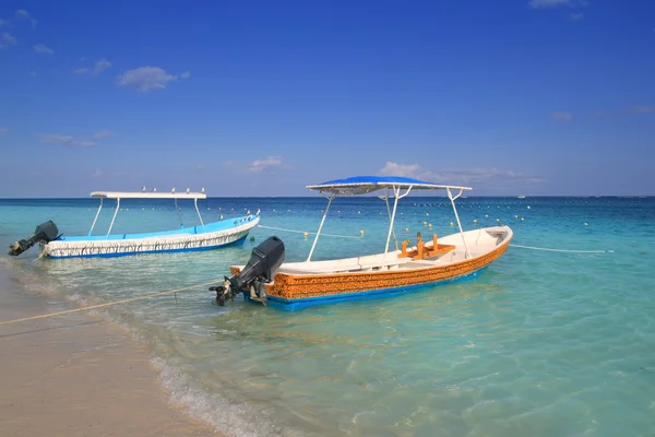 Boats in caribbean beach turquoise sea — Stock Photo, Image