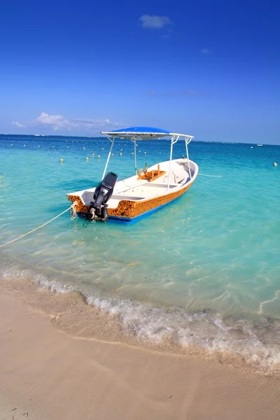 Βάρκες στην Καραϊβική παραλία, τυρκουάζ θάλασσα — Φωτογραφία Αρχείου