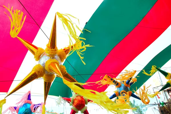 メキシコのピニャータ メキシコ旗のバック グラウンドで — ストック写真
