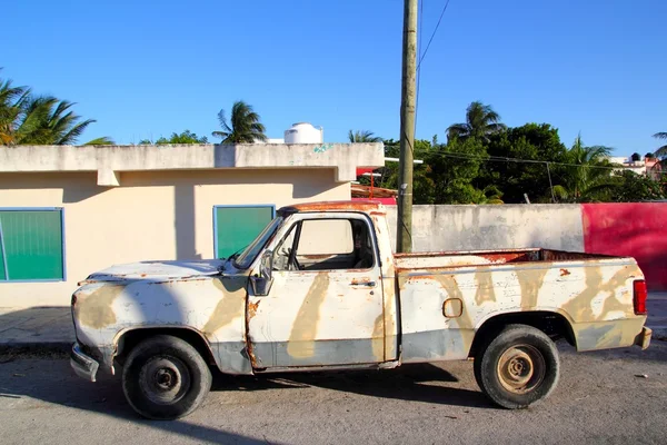 Yaşlı vintage Meksika kamyon yıpranmış — Stok fotoğraf
