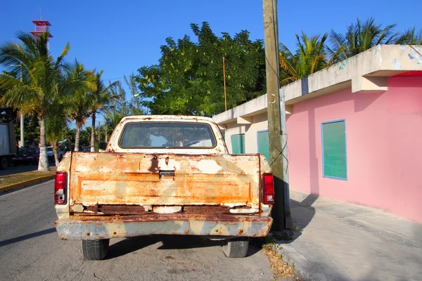 Yaşlı vintage Meksika kamyon yıpranmış — Stok fotoğraf