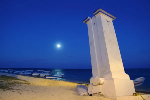 Farol Puerto Morelos noite lua mar — Fotografia de Stock