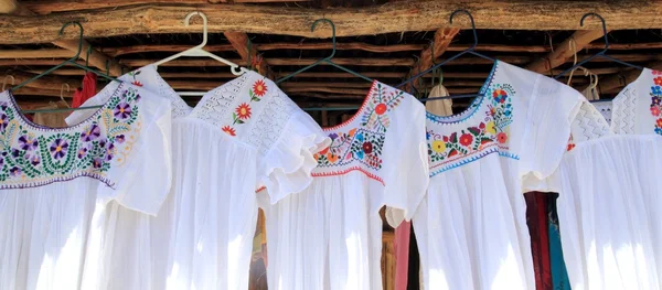 Chiapas robe blanche maya fleurs brodées — Photo