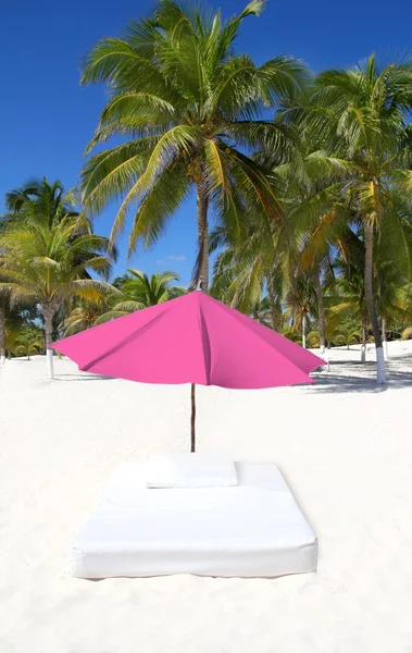 Ombrellone spiaggia tropicale ombrellone materasso palme — Foto Stock